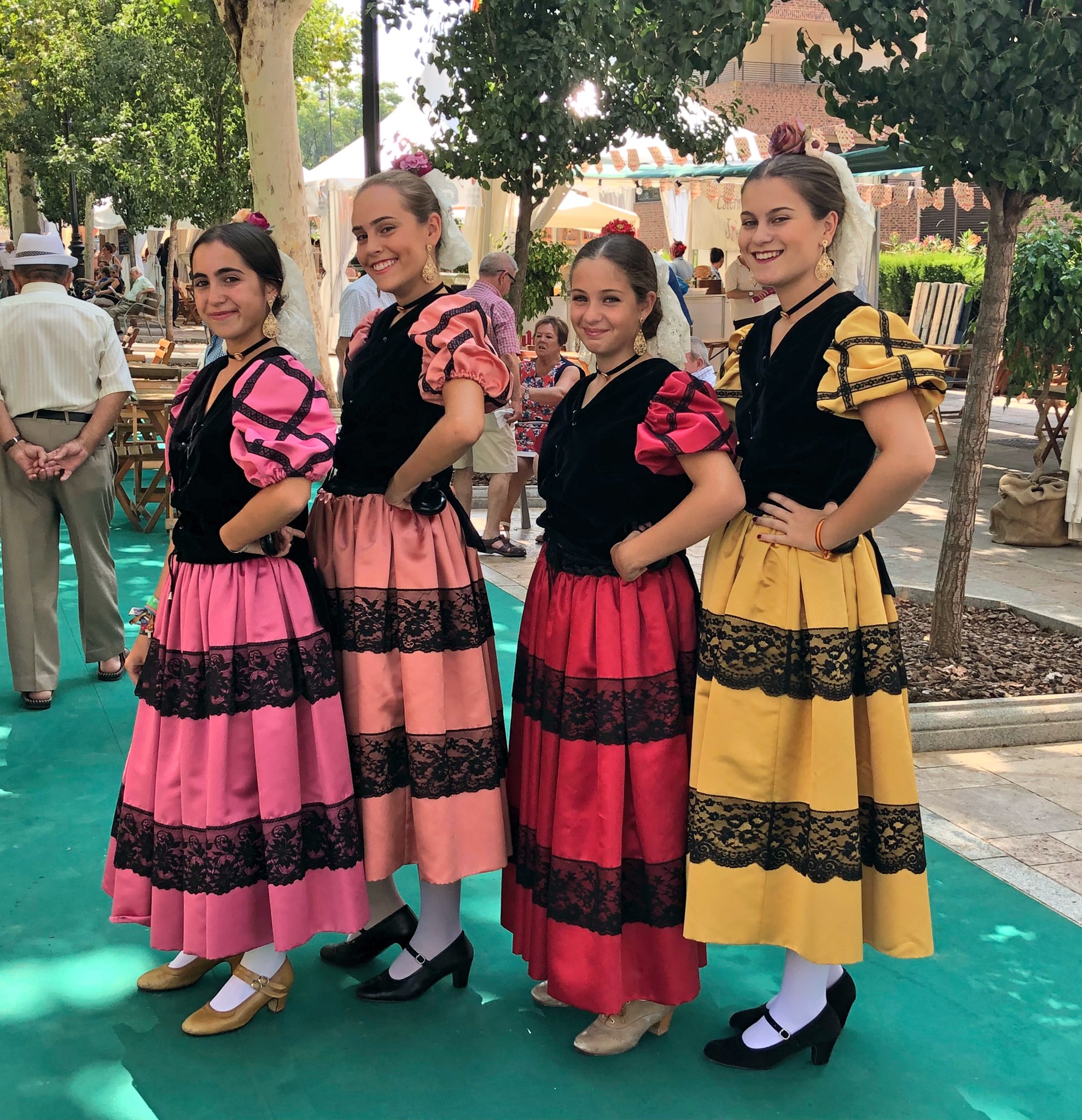 4 chicas antequeranas luciendo el traje típico de Antequera.