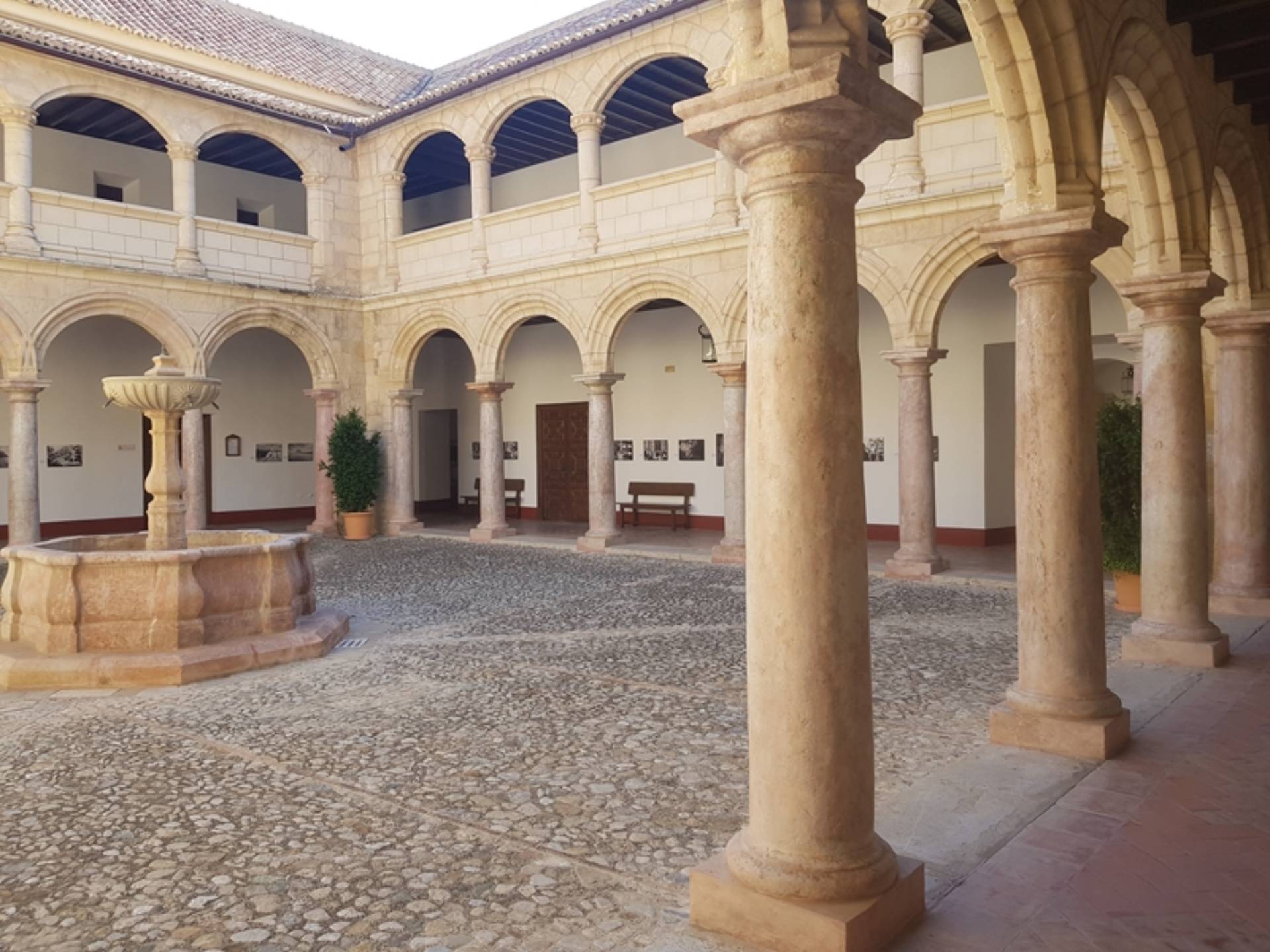 Patio rodeado de columnas y arcos con una fuente central en la Biblioteca Municipal de San Zoilo.