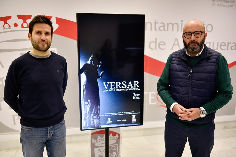 El concejal de cultura, junto al director del evento posan junto al cartel de "Versar", recital de poesía, música y baile.