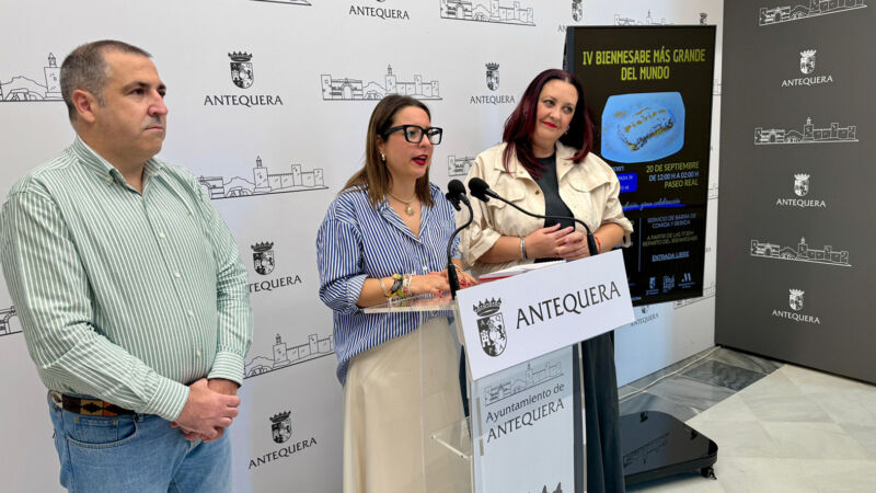 El Paseo Real de Antequera volverá a convertirse el próximo sábado 20 de septiembre en epicentro de una de las citas gastronómicas y solidarias más esperadas del calendario local: el Bienmesabe más Grande del Mundo, que alcanza ya su cuarta edición. La teniente de alcalde de Fiestas Mayores y Tradiciones, Elena Melero, el representante de la Cofradía de Abajo, Pablo Carmona, y la responsable de Piobiem, Tere Ruz, han presentado hoy en rueda de prensa todos los detalles de un evento que conjuga tradición, ocio y gastronomía con un fin solidario: recaudar fondos destinados a la mejora y conservación del patrimonio histórico-artístico de la Cofradía de Abajo.
Desde el mediodía hasta la madrugada, el Paseo Real acogerá un completo programa de actividades. A partir de las 12:00 horas se abrirá el servicio de barra y se servirá como novedad una paella gigante y porra antequerana. A las 17:30 horas llegará el momento más esperado, el reparto del Bienmesabe más Grande del Mundo, elaborado por Piobiem con una previsión de más de 25 metros de dulce y 5.000 porciones. Su preparación requiere cifras tan espectaculares como 3.200 huevos, 125 kilos de cabello de ángel, 100 kilos de azúcar, 65 litros de almíbar, 30 kilos de azúcar glas y 85 planchas de bizcocho.
El donativo por porción se mantiene respecto a ediciones anteriores: 3 euros en venta anticipada y 4 euros el mismo día del evento. Cada ticket incluye una ración de bienmesabe y una bebida (agua, café, batido o vino). También se habilitarán tickets especiales para personas celíacas, que deberán adquirirse previamente en Piobiem, garantizando así la seguridad alimentaria. Además, como novedad, se ofrecerán tarrinas y productos sin gluten para que todos los públicos puedan disfrutar de la jornada.
La música será otro de los atractivos del evento. Tras el reparto del dulce actuarán grupos locales como Funky Monster Band, Dr. Jones y Los Pacos, además de la animación a cargo del DJ DoubleP. Todo ello completará una jornada festiva en la que se espera la participación tanto de vecinos de Antequera como de visitantes de la comarca y de otras provincias andaluzas.
La teniente de alcalde Elena Melero ha felicitado a la Cofradía de Abajo y a Piobiem “por mantener viva esta iniciativa que refuerza la identidad gastronómica de nuestra ciudad y que, además, cumple un fin solidario de gran valor”. Por su parte, Pablo Carmona ha subrayado “el esfuerzo por superar cada año el reto, ofreciendo actividades para todas las edades y un ambiente familiar en el Paseo Real”. Finalmente, Tere Ruz ha destacado que “el Bienmesabe es ya un reclamo turístico y gastronómico que proyecta la imagen de Antequera en toda Andalucía y que se adapta a las necesidades de todos los públicos, incluyendo las personas con intolerancias alimentarias”.
La organización hace un llamamiento a la participación masiva para disfrutar de una jornada de convivencia, gastronomía y música en torno a uno de los postres más emblemáticos de la ciudad, contribuyendo al mismo tiempo a la conservación del patrimonio de la Cofradía de Abajo.