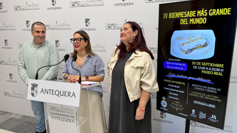 El Paseo Real de Antequera volverá a convertirse el próximo sábado 20 de septiembre en epicentro de una de las citas gastronómicas y solidarias más esperadas del calendario local: el Bienmesabe más Grande del Mundo, que alcanza ya su cuarta edición. La teniente de alcalde de Fiestas Mayores y Tradiciones, Elena Melero, el representante de la Cofradía de Abajo, Pablo Carmona, y la responsable de Piobiem, Tere Ruz, han presentado hoy en rueda de prensa todos los detalles de un evento que conjuga tradición, ocio y gastronomía con un fin solidario: recaudar fondos destinados a la mejora y conservación del patrimonio histórico-artístico de la Cofradía de Abajo.
Desde el mediodía hasta la madrugada, el Paseo Real acogerá un completo programa de actividades. A partir de las 12:00 horas se abrirá el servicio de barra y se servirá como novedad una paella gigante y porra antequerana. A las 17:30 horas llegará el momento más esperado, el reparto del Bienmesabe más Grande del Mundo, elaborado por Piobiem con una previsión de más de 25 metros de dulce y 5.000 porciones. Su preparación requiere cifras tan espectaculares como 3.200 huevos, 125 kilos de cabello de ángel, 100 kilos de azúcar, 65 litros de almíbar, 30 kilos de azúcar glas y 85 planchas de bizcocho.
El donativo por porción se mantiene respecto a ediciones anteriores: 3 euros en venta anticipada y 4 euros el mismo día del evento. Cada ticket incluye una ración de bienmesabe y una bebida (agua, café, batido o vino). También se habilitarán tickets especiales para personas celíacas, que deberán adquirirse previamente en Piobiem, garantizando así la seguridad alimentaria. Además, como novedad, se ofrecerán tarrinas y productos sin gluten para que todos los públicos puedan disfrutar de la jornada.
La música será otro de los atractivos del evento. Tras el reparto del dulce actuarán grupos locales como Funky Monster Band, Dr. Jones y Los Pacos, además de la animación a cargo del DJ DoubleP. Todo ello completará una jornada festiva en la que se espera la participación tanto de vecinos de Antequera como de visitantes de la comarca y de otras provincias andaluzas.
La teniente de alcalde Elena Melero ha felicitado a la Cofradía de Abajo y a Piobiem “por mantener viva esta iniciativa que refuerza la identidad gastronómica de nuestra ciudad y que, además, cumple un fin solidario de gran valor”. Por su parte, Pablo Carmona ha subrayado “el esfuerzo por superar cada año el reto, ofreciendo actividades para todas las edades y un ambiente familiar en el Paseo Real”. Finalmente, Tere Ruz ha destacado que “el Bienmesabe es ya un reclamo turístico y gastronómico que proyecta la imagen de Antequera en toda Andalucía y que se adapta a las necesidades de todos los públicos, incluyendo las personas con intolerancias alimentarias”.
La organización hace un llamamiento a la participación masiva para disfrutar de una jornada de convivencia, gastronomía y música en torno a uno de los postres más emblemáticos de la ciudad, contribuyendo al mismo tiempo a la conservación del patrimonio de la Cofradía de Abajo.