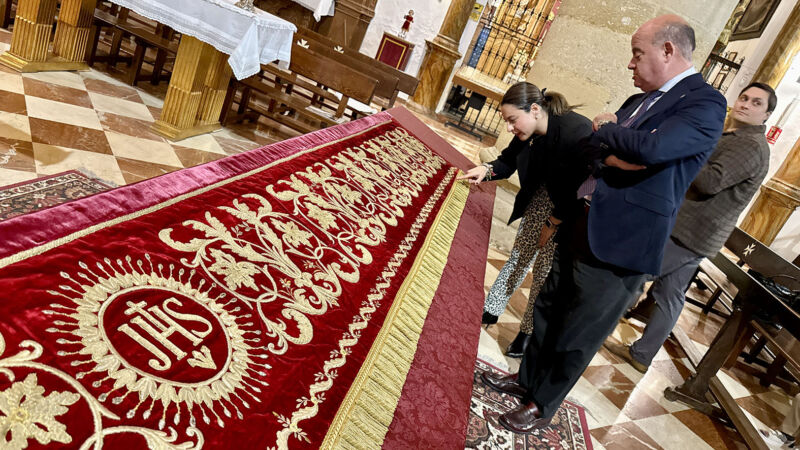 El Ayuntamiento de Antequera colabora en la restauración del Paño Dosel del Santísimo Cristo de la Salud y de las Aguas