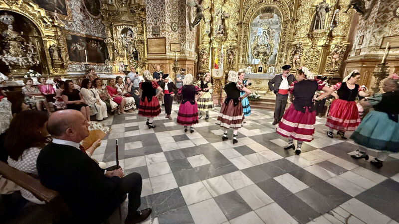Ofrenda floral a la Virgen de los Remedios